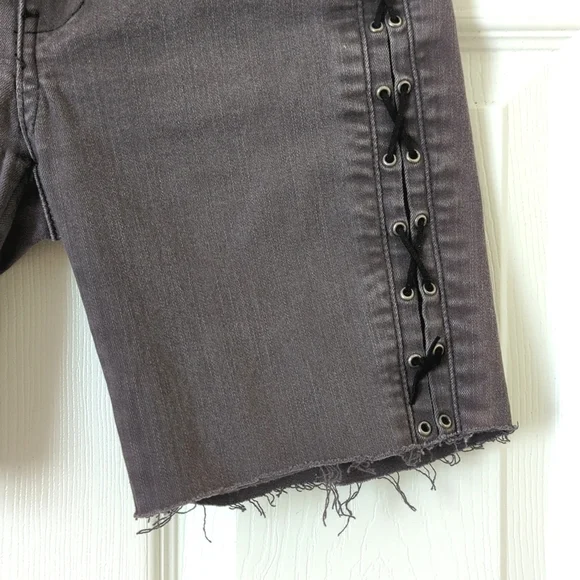 Blank NYC Faux Lace-Up Low Rise Cut Off Raw Hem Skinny Jean Shorts Dark Gray 26 - Picture 9 of 13